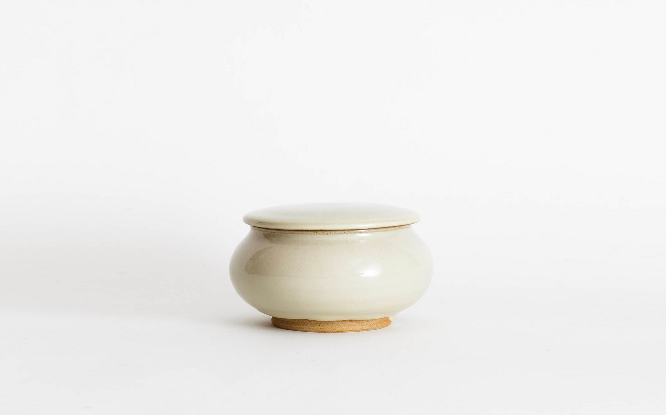 Iwami - Ceramic White - Flat Pot with Lid size5