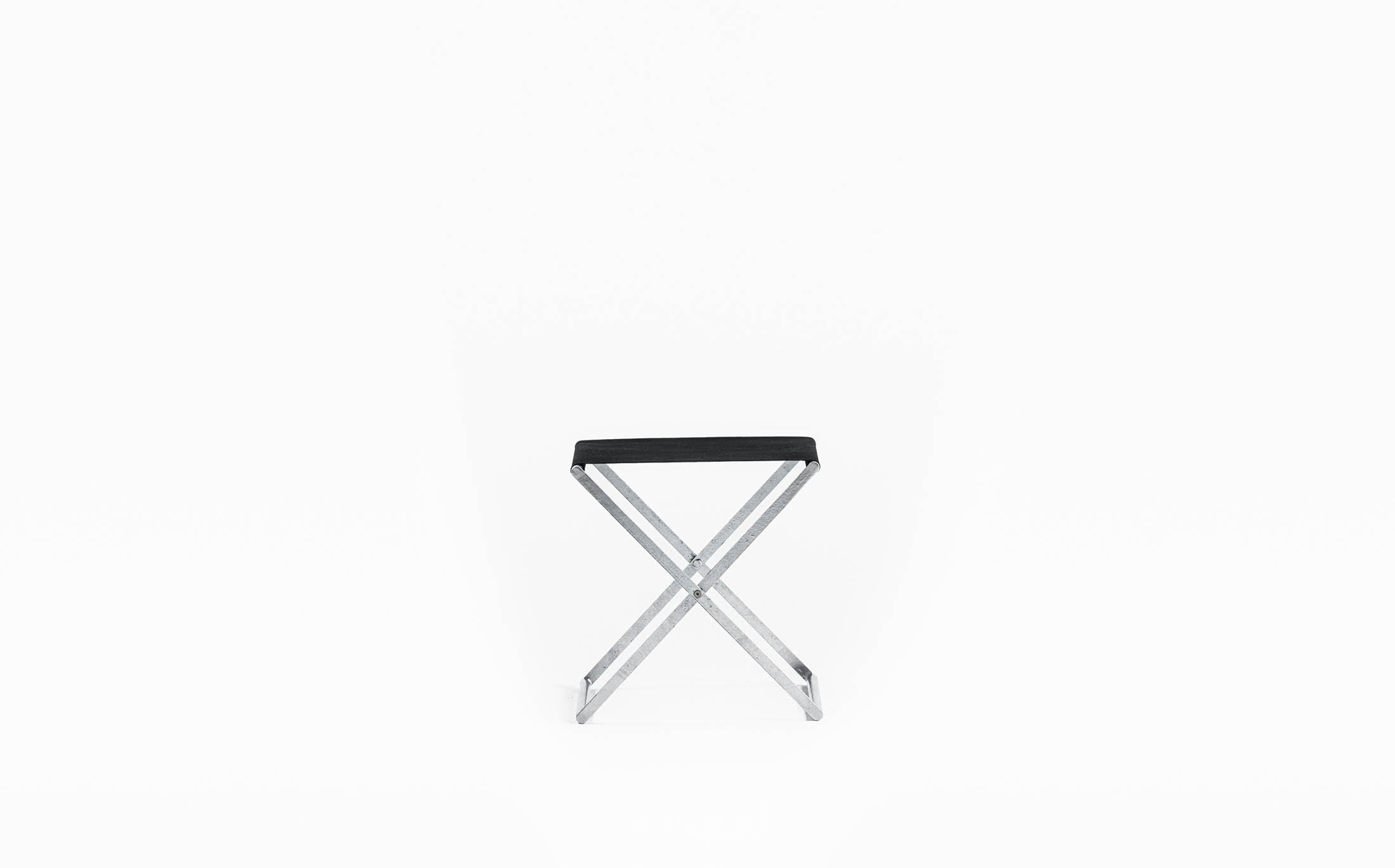 Serpentine gallery stool