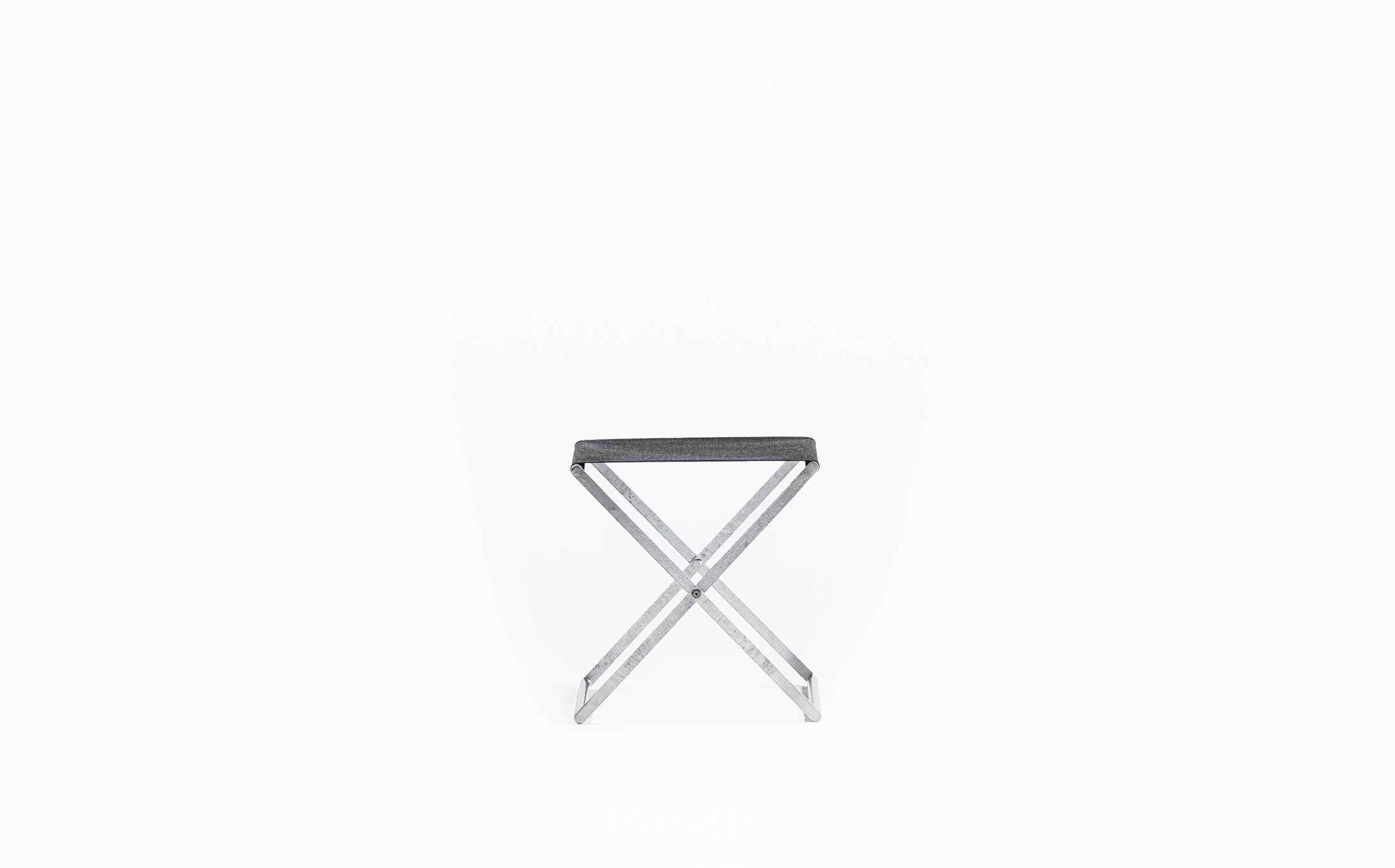 Serpentine gallery stool