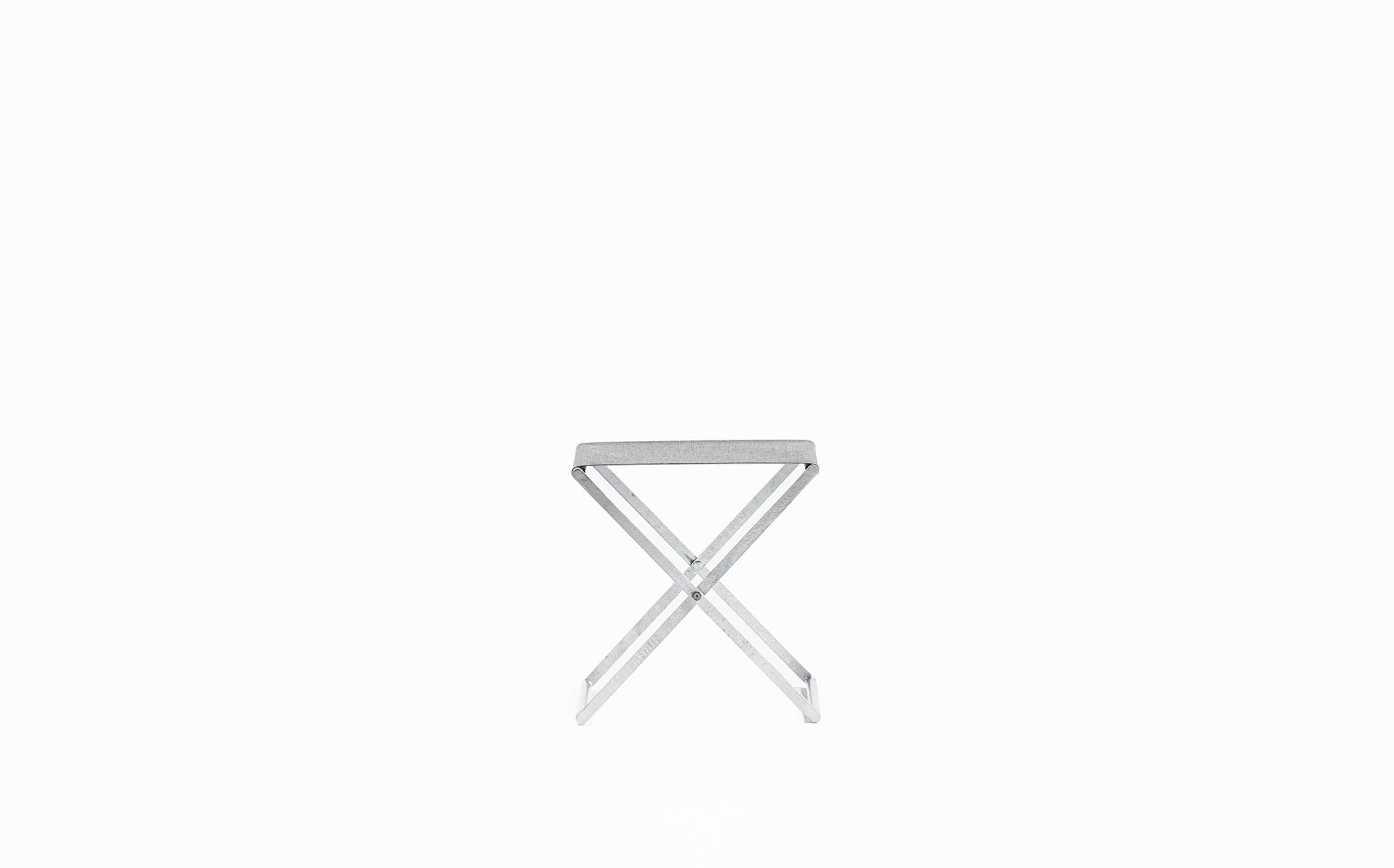 Serpentine gallery stool