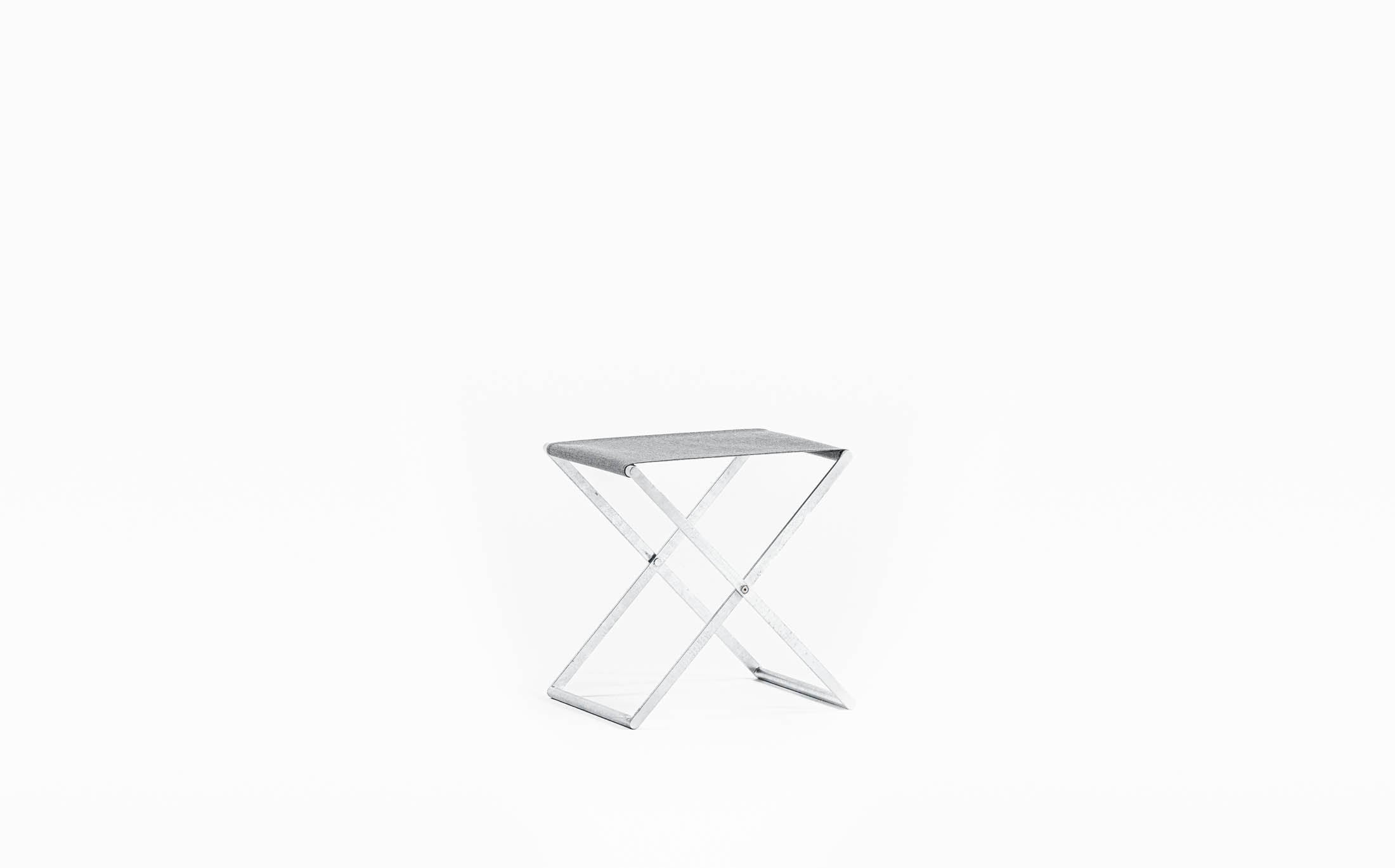 Serpentine gallery stool