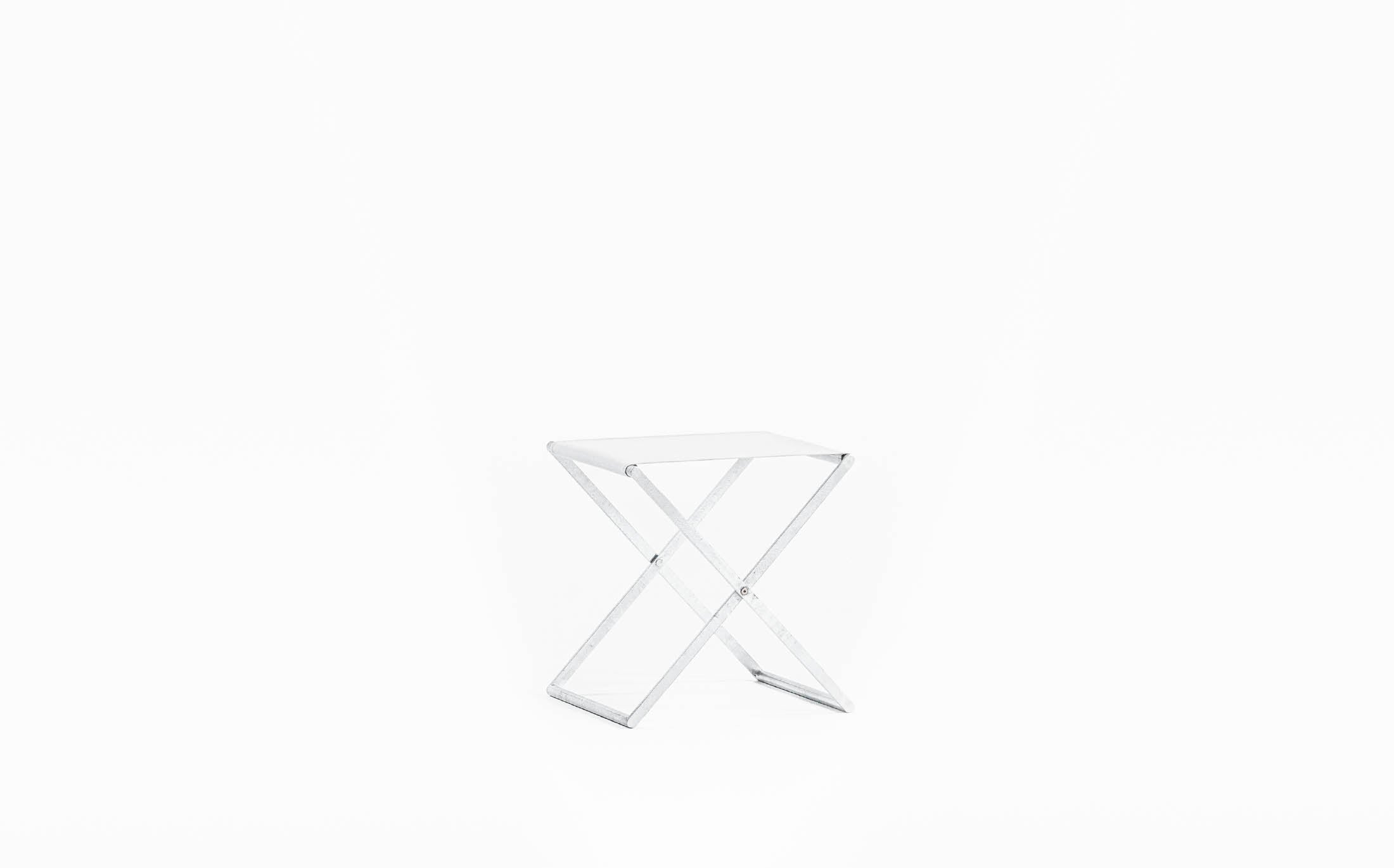 Serpentine gallery stool
