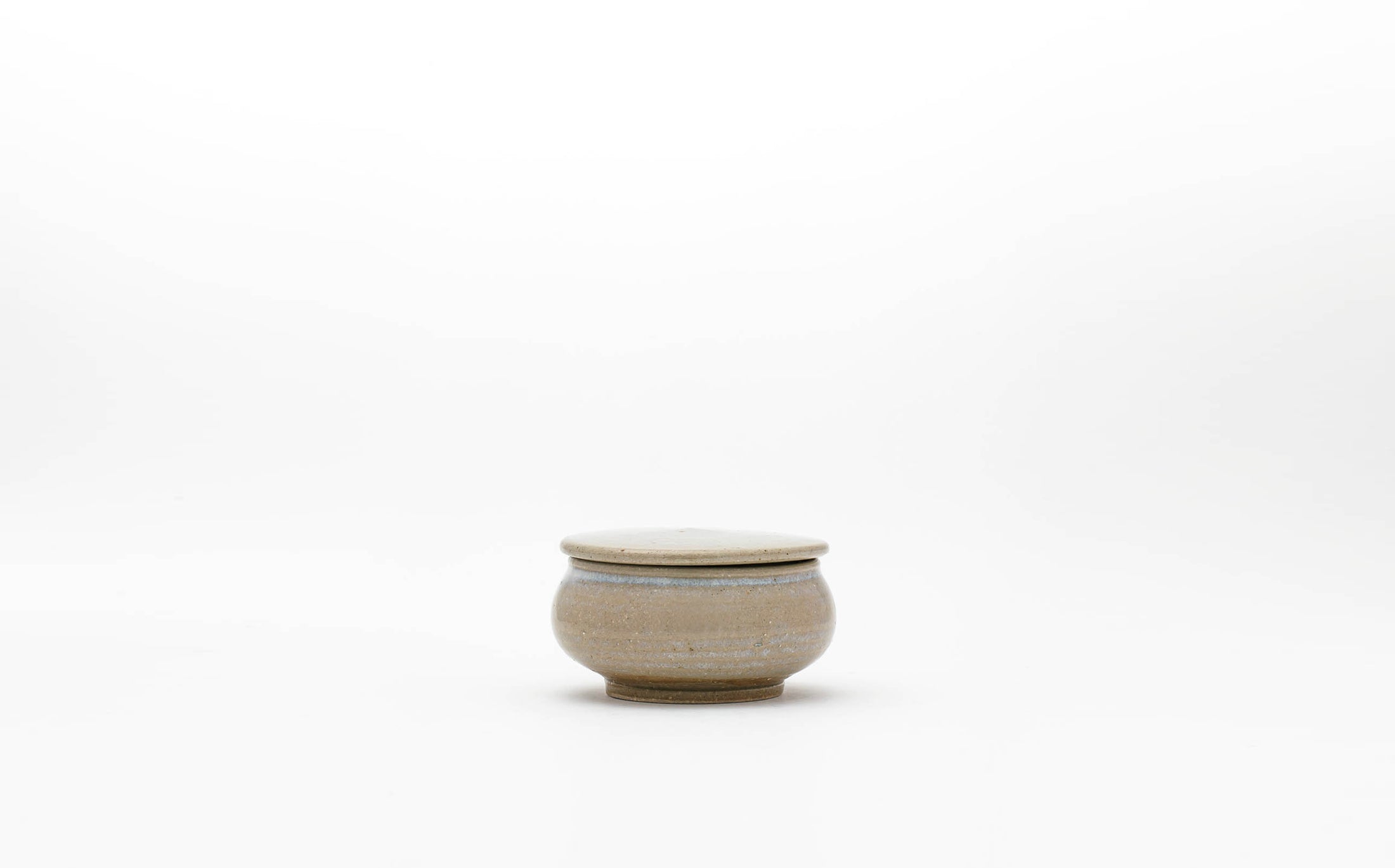 Iwami - Ceramic White - Flat Pot with Lid size3