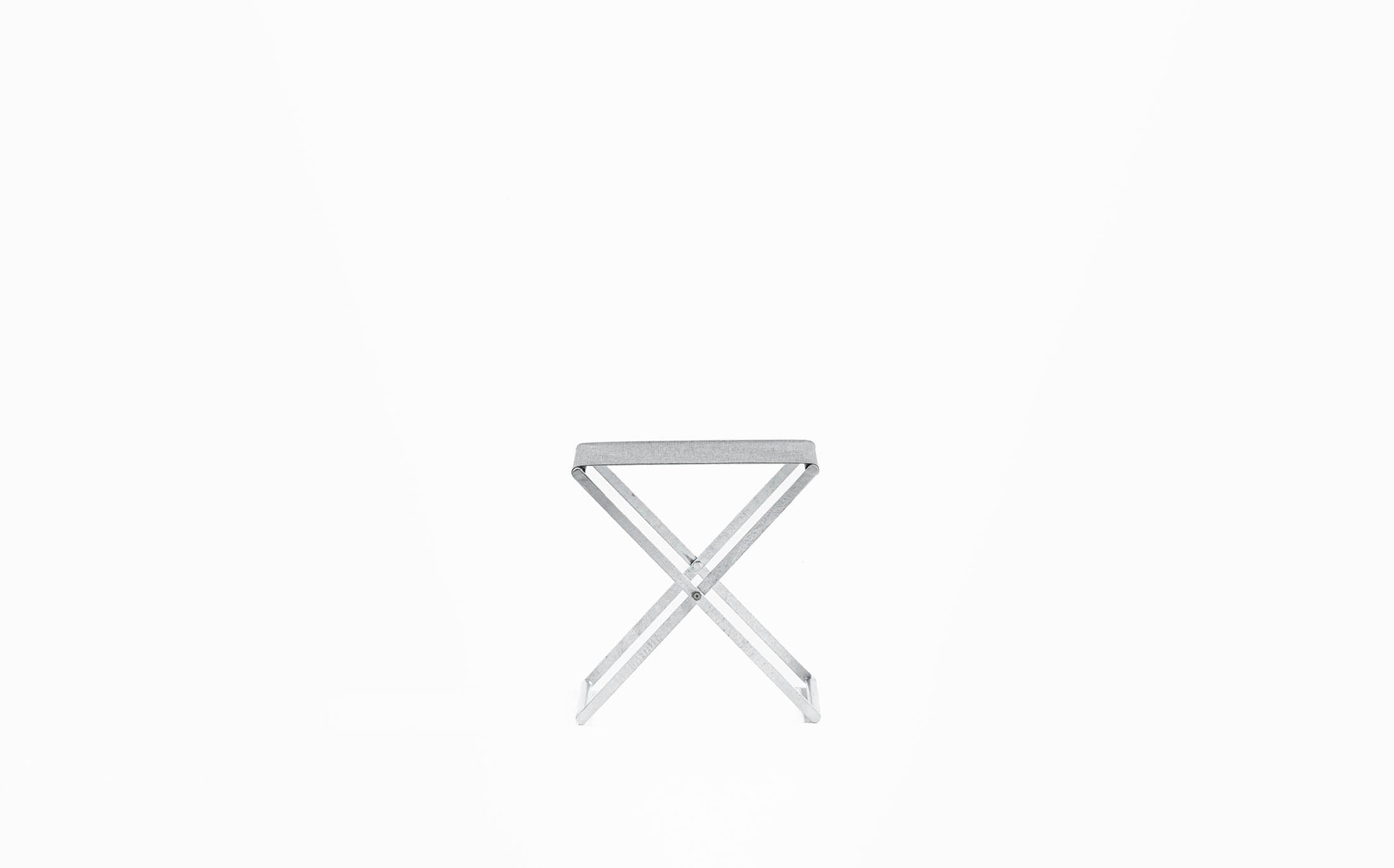 Serpentine gallery stool #Seat materials_fabric - smoke