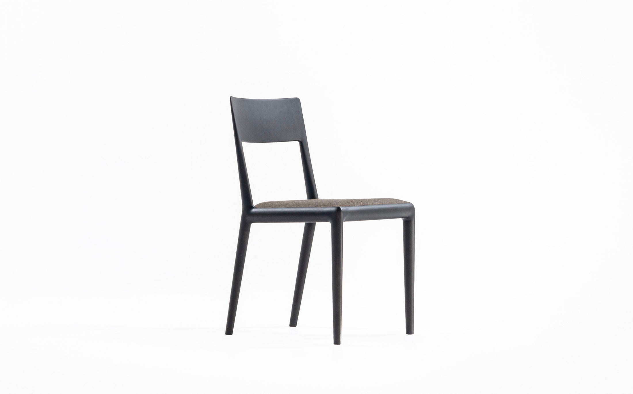 The curving chair - Charcoal grey